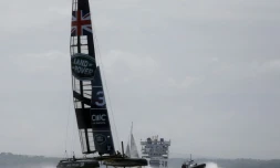 Le skipper britannique Ben Ainslie à la barre de Land Rover BAR lors d'une sortie d'entraînement au large de Portsmouth, le 20 mai 2016 