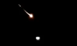 Photo distribuée par l'agence officielle syrienne Sana montrant selon elle un tir du systÚme de défense syrien pour intercepter un missile israélien dans le ciel de Damas, dans la nuit du 19 au 20 novembre 2019