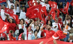 Des supporters et surpportices de la Turquie avant le match contre la France, le 14 octobre 2019 au Stade de France