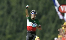 L'Italien Fabio Aru franchit en vainqueur la ligne d'arrivée de la 5e étape du Tour de France, le 5 juillet 2017 à Plancher-les-Mines