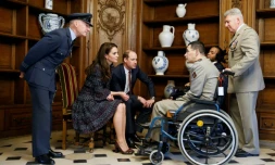 Le prince William et son épouse Kate rencontrent des soldats blessés à l'Institution nationale des Invalides, le 18 mars 2017 à Paris