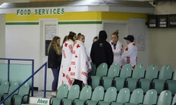 Des personnes en deuil dans la patinoire Humboldt, Saskatchewan, le 7 avril 2018 au lendemain de la collusion entre un car et un camion, qui a fait 15 morts