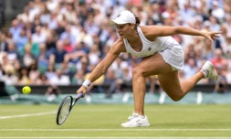 L'Australienne Ashleigh Barty face à l'Allemande Angelique Kerber en demi-finale de Wimbledon, le 8 juillet 2021
