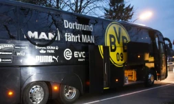 Le bus endommagé de l'équipe du Borussia Dortmund, le 11 avril 2017 à Dortmund, en Allemagne
