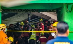 Deux jours après l'effondrement d'une école islamique à Sidoarjo en Indonésie, des secouristes tentent de retrouver des survivants le 1er octobre 2025.