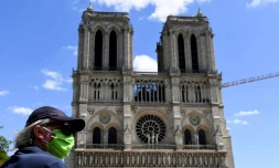 Un passant devant Notre-Dame, qui a rouvert son parvis le 31 mai 2020