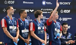 L'équipe de France, lancée par Léon Marchand (bras levé) et avec Roman Fuchs, Sauveur Cristofini et Pierre Largeron, a décroché la médaille d'argent du 4x200 m aux Europes de natation au Centre aquatique olympique de Saint-Denis, le 10 août 2026.