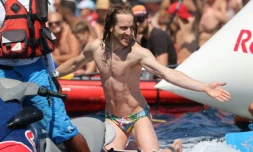 Gary Hunt, lors d'une étape du circuit mondial de haut vol Red Bull Cliff Diving à Saint-Raphaël, le 12 juin 2021 