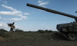 Une femme passe devant un char abandonné par les forces tigréennes au sud de Mehoni, en Ethiopie, le 11 décembre 2020