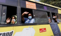 A bord d'un bus, des personnes libérées de la prison d'Insein à Rangoun (Birmanie) font le salut à trois doigts symbole de résistance, le 24 mars 2021