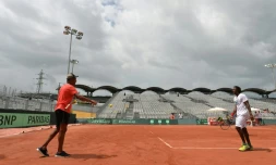 Gaël Monfils (d) lors d'une séance d'entraßnement, préparatoire au 1er tour de la Coupe Davis, avec Yannick Noah (g) à Baie-Mahaut en Guadeloupe, le 2 mars 2016