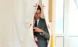 Le Premier ministre Gabriel Attal quitte l'isoloir aprÚs avoir voté au second tour des législatives, le 7 juillet 2024 à Vanves, dans les Hauts-de-Seine