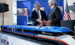 Le président d'Amtrak Joseph H. Boardman et Jérôme Wallut, vice-président d'Alstom Amérique du Nord, lors de la présentation du nouveau train Avelia, le 26 août 2016 à Wilmington, dans le Delaware