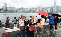 Des touristes de Chine continentale sur le front de mer de Tsim Sha Tsui Ă Hong Kong, le 1er mai 2024