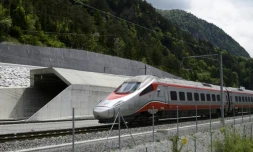 Un train italien emprunte l'entrée nord du tunnel du Gothard, le 31 mai 2016