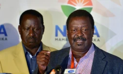 Le numéro 3 de l'opposition kényane, Musalia Mudavadi (D) près du candidat à l'élection présidentielle, Raila Odinga, le 10 août 2017