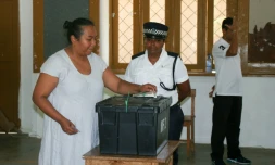 Une femme vote lors des législatives, le 10 septembre 2016 à Victoria, aux Seychelles