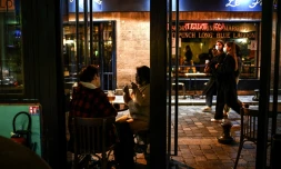 A la terrasse d'un bar à Paris le 3 octobre 2020 