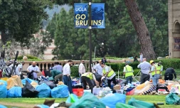 Nettoyage au petit matin du campement pro-palestinien sur le campus de l'Université de Californie (UCLA), le 2 mai 2024 à Los Angeles