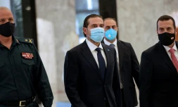 Portant un masque, Saad Hariri (C), nommé Premier ministre du Liban pour la quatrième fois, arrive au palais présidentiel de Baabda à l'est de Beyrouth, le 22 octobre 2020
