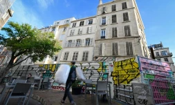 Un homme marche devant le site oĂč huit personnes sont mortes lors de l'effrondrement de deux immeubles, photo du 25 octobre 2019