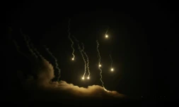 Des fusées éclairantes tirées par des soldats israéliens sont visibles au-dessus de Khan Younès, dans le sud de la bande de Gaza, le 6 janvier 2024