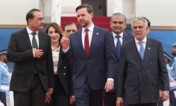 Le vice-président américain JD Vance (c), le chef de l'armée pakistanaise, Asim Munir (g), et le vice-Premier ministre et ministre des Affaires étrangères pakistanais, Mohammad Ishaq Dar, à leur arrivée à Islamabad pour des entretiens avec des responsables iraniens, le 11 avril 2026