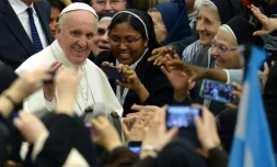 Le pape François salue des religieuses lors d'une réunion pour la clÎture de de l'année de la vie cosacrée au Vatican le 1er février 2016
