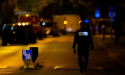 Un policier à Conflans-Sainte-Honorine, sur les lieux de l'attaque qui a coûté la vie à un enseignant, le 16 octobre 2020