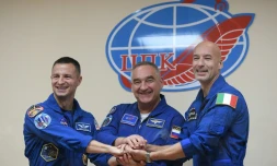 L'astronaute américain de la NASA Andrew Morgan, le cosmonaute russe Alexander Skvortsov et l'astronaute italien Luca Parmitano de l'Agence spatiale européenne (ESA), après une conférence de presse au cosmodrome de Baïkonour au Kazakhstan le 19 juillet 2019
