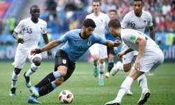Pas moins de 4 défenseurs de l'équipe de France bloquent l'accès à l'Uruguayen Luis Suarez lors du quart de finale disputé à Nijni Novgorod, le 6 juillet 2018 