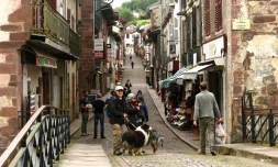 Des touristes dans la Rue d'Espagne, le 8 jin 2020 Ă Saint-Jean-Pied-de-Port