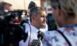 Le ministre de l'Intérieur Gérald Darmanin (c) en visite à Mayotte, le 24 juin 2023