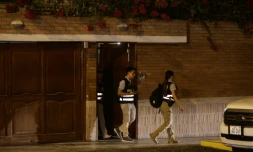 La police quitte la maison de la présidente Dina Boluarte lors d'une persquisition ordonnée par le bureau du procureur général dans le cadre d'une enquête pour "enrichissement illicite", à Lima le 30 mars 2024