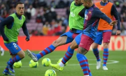 Les joueurs du FC Barcelone à l'échauffement avant leur match contre le Bétis séville en championnat au Camp Nou, le 4 décembre 2021