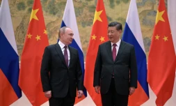 Le président chinois Xi Jinping (d) reçoit son homologue russe Vladimir Poutine à Pékin, le 4 février 2022