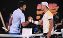 Le Serbe Novak Djokovic aprĂšs sa victoire Ă l'issue de quatre heures de jeu, Ă l'Open d'Australie, le 14 janvier 2024