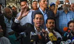 L'opposant vénézuélien Juan Guaido (c) lors d'une conférence de presse, le 5 mars 2019 à Caracas
