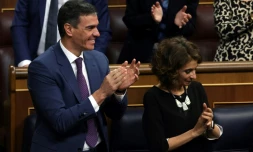 Le Premier ministre espagnol Pedro Sanchez et la ministre du Budget Maria Jesus Montero applaudissent le vote favorable des députés d'une loi d'amnistie pour les indépendantistes catalans le 14 mars 2024 à Madrid.