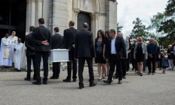 La mère et le père de Maëlys, lors des obsèques de leur fille, le 2 juin 2018 à La Tour-du-Pin (Isère)