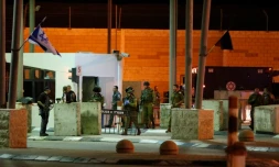 Des membres des forces de sécurité israéliennes sur les lieux d'une attaque au couteau au point de passage de Qalandia entre Ramallah et Jérusalem, le 30 septembre 2016