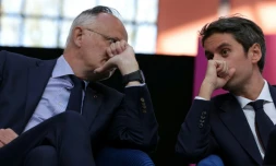 Les anciens Premiers ministres Edouard Philippe et Gabriel Attal lors d'un meeting du parti Renaissance, le 6 avril 2025 à Saint-Denis