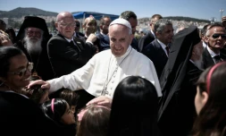 Le pape François salue des habitants sur le port de Mytilène sur lîle grecque de Lesbos, le 16 avril 2016