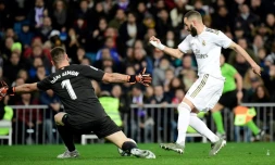 L'attaquant du Real Karim Benzema (d) face au gardien de l'Athletic Bilbao Unai Simon, le 22 décembre 2019 à Madrid