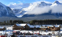Vue de l'aire d'arrivée de la descente de Lake Louise, dans l'Alberta au Canada, le 24 novembre 2018