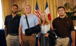 De gauche à droite: Anthony Sadler, Spencer Thone, l'ambassadeur des Etats-Unis en France Jane Hartley, Alek Skarlatos, le 23 août 2015 à Paris