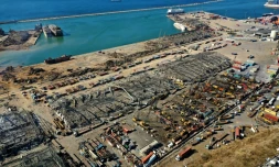 Vue aérienne des quartiers de la ville et du port de Beyrouth dévastés, le 5 août 2020 aprÚs la double explosion