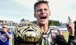 Le pilote français de l'écurie Yamaha Fabio Quartararo avec son casque d'or de champion du monde MotoGP à Misano Adriatico, le 24 octobre 2021 