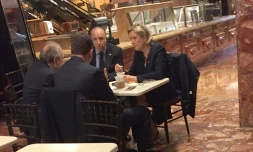 Une image diffusée avec l'aimable autorisation de Samuel Levine, montre Marine Le Pen le 12 janvier 2017 prenant un café au Trump Ice Cream Parlor, l'un des cafés situés au rez-de-chaussée de la Trump Tower, QG de Donald Trump à New York.