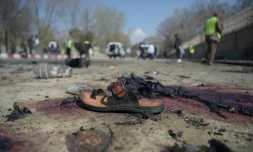 Une sandale sur le site d'un attentat-suicide meurtrier devant l'Université de Kaboul, le 21 mars 2018 